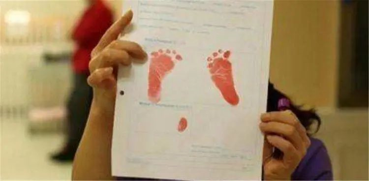 懷疑孩子非親生，夫妻偷做親子鑒定，竟是正規醫院新生兒被抱錯？