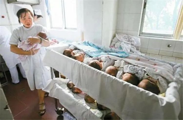 懷疑孩子非親生，夫妻偷做親子鑒定，竟是正規醫院新生兒被抱錯？