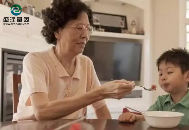 張阿姨瞞著兒媳婦給孫子做親子鑒定，鑒定報告出來老兩口驚呆了！