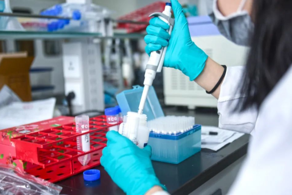 20歲女性產子后，竟要求6名男人來做親子鑒定，事情結局讓人痛心