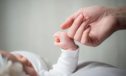 偏信“滴血認親”雙方親屬血液相融于清水引鬧劇 DNA親子鑒定才可靠